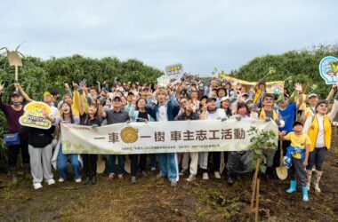 TOYOTA一車一樹於11/9舉辦90萬棵達成植樹活動，現場百位民眾志工於壯圍海岸合影。(圖片提供：和泰)